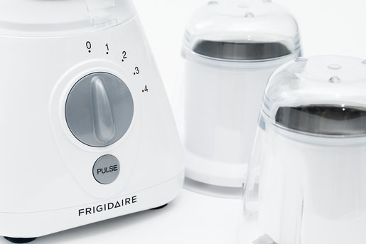 Frigidaire FD5157 220-240V 50/60Hz 550W Blender w/ 2 Grinders